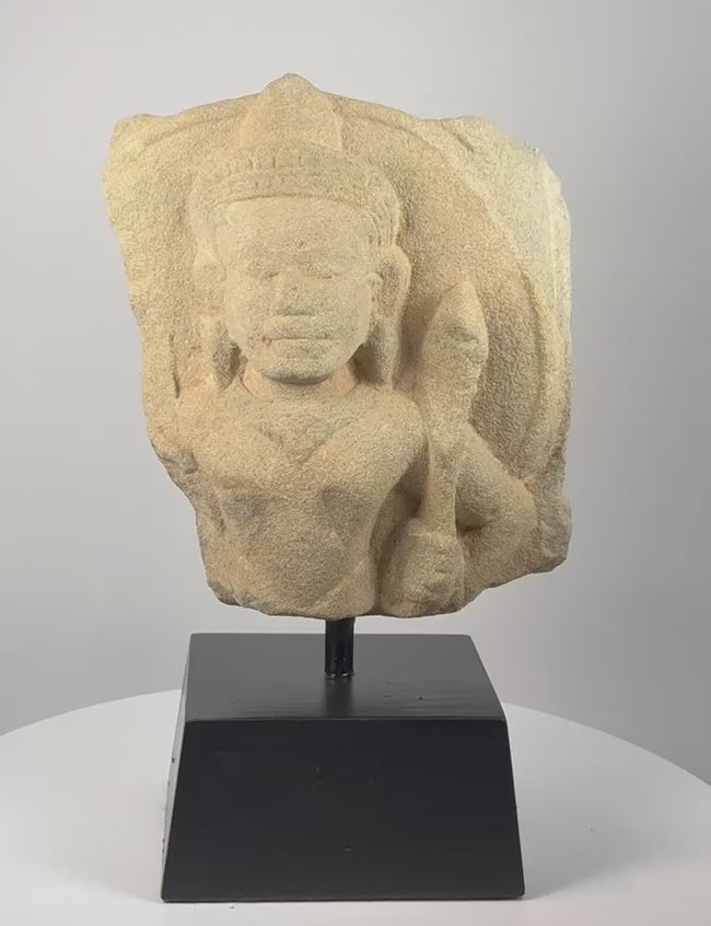 Fragment de dévotion de l'Empire khmer | Padmapani (Avalokiteshvara) en pierre sculptée | Vers le XIIe siècle