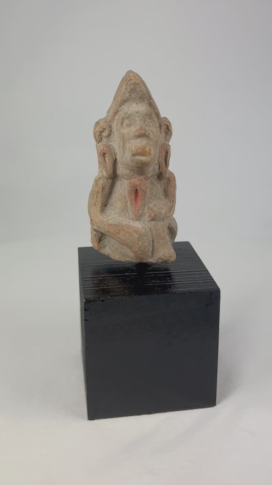 3rd–6th century CE South Asian terracotta figurine, hand-molded anthropomorphic votive figure from Northern India, with stylized facial features and traces of pigment, mounted on display base