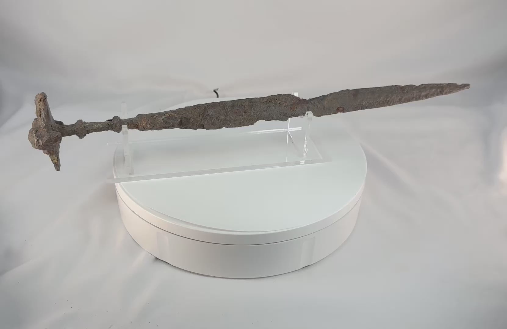 Video showing an ancient Luristan iron short sword from Western Iran, dating to circa 750–650 BCE, with a lion-head disc pommel, ribbed grip, straight double-edged blade, and naturally aged surface oxidation from antiquity.