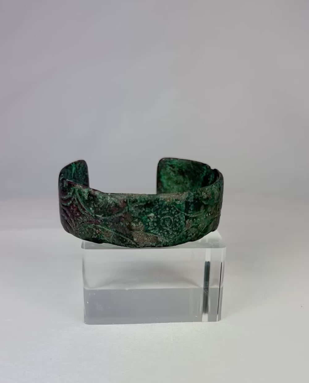 Ancient Persian Sassanian bronze cuff bracelet, open-ended, with incised geometric and floral patterns and natural green patina, circa 3rd–6th century CE