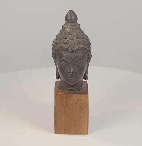 Cabeza de Buda de bronce del sudeste asiático | Escultura fundida con pátina oscura | Siglos XVIII-XIX d. C.