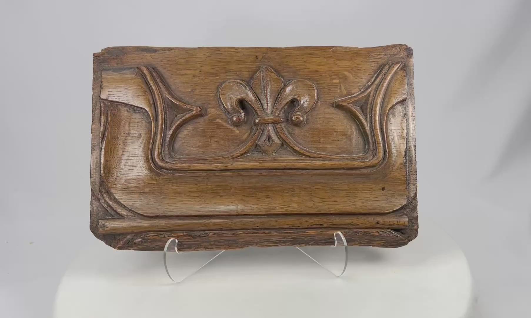 360-degree rotating video view of a 16th-century carved oak Gothic panel featuring a central fleur-de-lis motif.