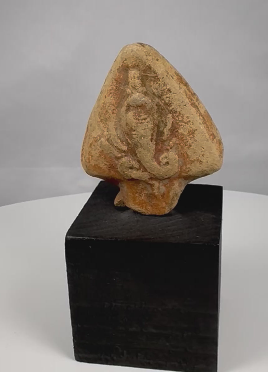 Rotating view of an ancient Egyptian or Eastern Mediterranean terracotta cobra relief fragment with a rearing serpent, ceremonial crown, curved body, hood-like background, red pigment traces, incomplete attachment point, and modern black display base