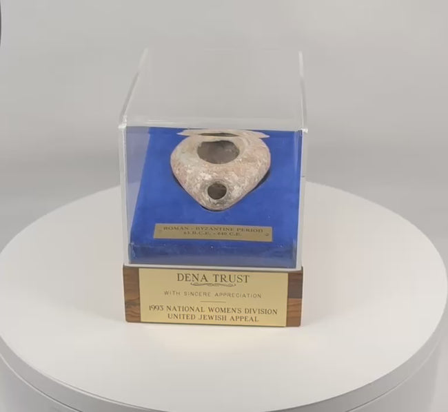 360-degree rotating view of an ancient Roman–Byzantine terracotta oil lamp displayed within a custom velvet-lined presentation case featuring engraved brass plaques, archaeological surface deposits, burial encrustation, and a protective acrylic cover.