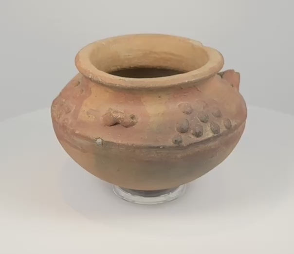 Vase précolombien en terre cuite à motif décoratif en relief | Circa 800-1500 après J.-C.
