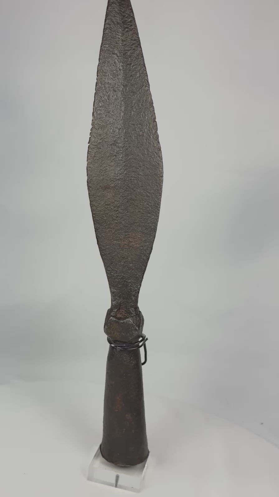 360° video of a Qing Dynasty Eight Banner spearhead, iron blade with natural wood shaft rotating on display