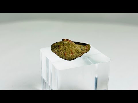 360-degree rotating video of an ancient bronze ring from the early Common Era