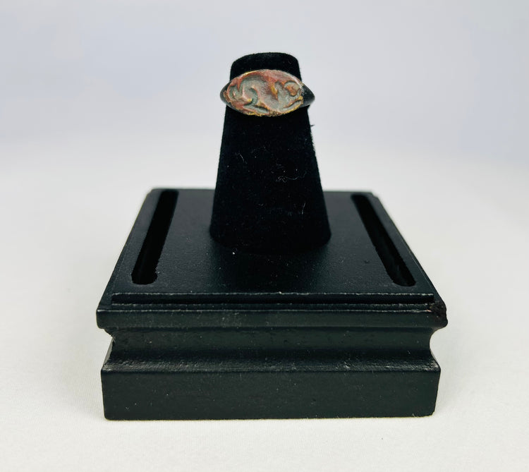 Bague en bronze antique avec animal cornu gravé | Ier au IVe siècle de notre ère