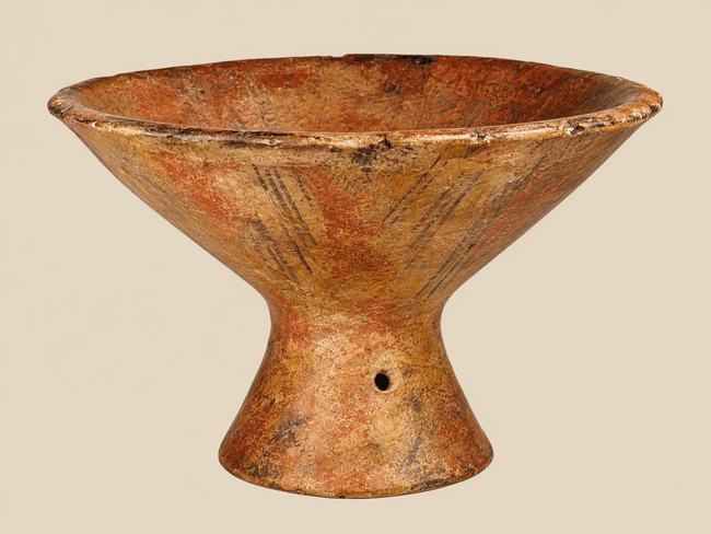 Vasija ceremonial precolombina de terracota con pedestal | Cuenco de loza pintada | Cerca de 500 a. C. - 1200 d. C.